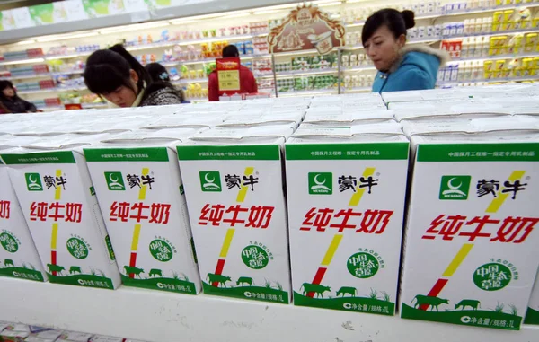 Chinese Customers Shop Mengniu Milk Supermarket Nantong City East Chinas — Stock Photo, Image