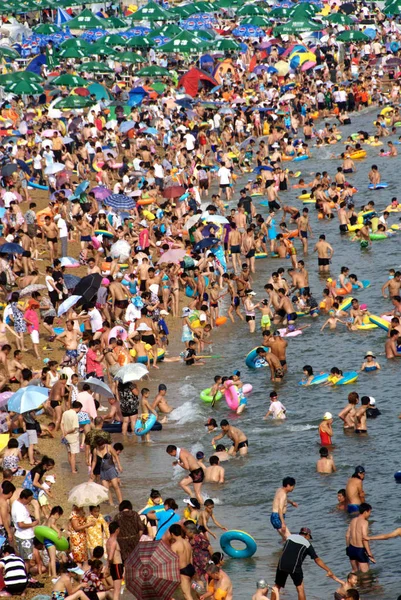 Turisták Tömeg Fujiazhuang Beach Resort Kánikulai Nap Dalian Városban Északkeleti — Stock Fotó