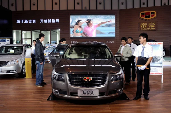 2010년 28일 장쑤성 난징시에서 자동차 쇼에서 자동차 구매자들이 엠그랜드 Ec8을 — 스톡 사진