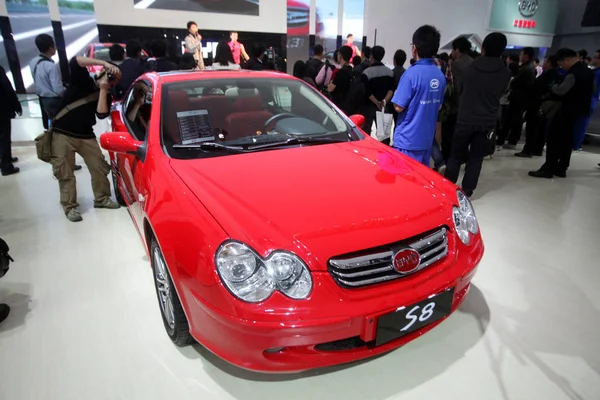 Los Visitantes Observan Byd Durante Exposición Internacional Automóviles China Guangzhou — Foto de Stock