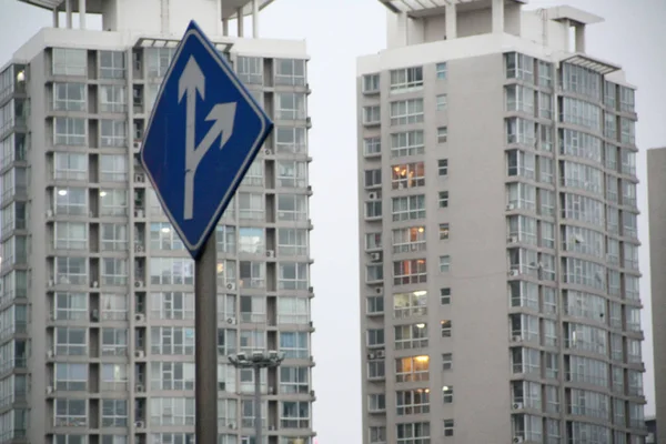 Vägskylt Avbildas Framför Höghus Bostadshus Qingdao City East Chinas Shandong — Stockfoto