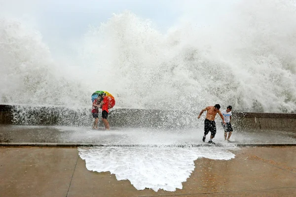 Туристы Опасаются Волн Вызванных Тайфуном Муйфа Обрушившимся Побережье Городе Циндао — стоковое фото