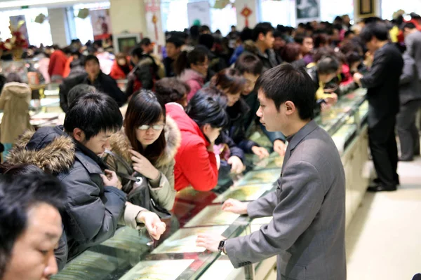 Clientes Chineses Compram Jóias Uma Loja Departamento Pequim China Fevereiro — Fotografia de Stock