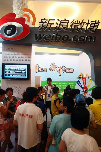 Los Visitantes Llenan Stand Sina Weibo Com Durante Feria Del —  Fotos de Stock