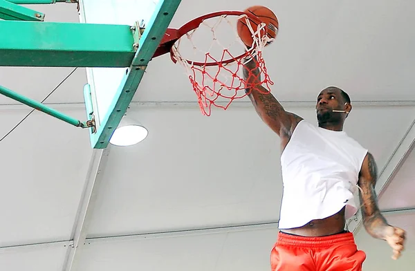 Estrella Nba Lebron James Muestra Sus Habilidades Baloncesto Los Aficionados — Foto de Stock