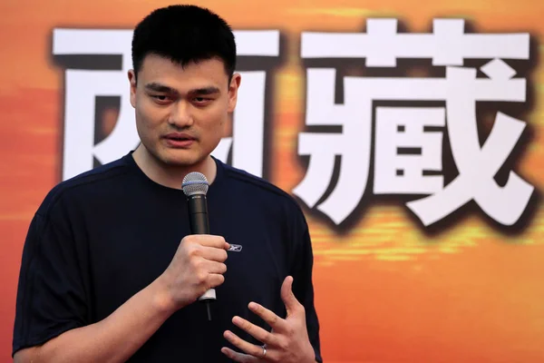 Superstar Nba Yao Ming Dělá Vzhled Charitativní Akce Získat Peníze — Stock fotografie