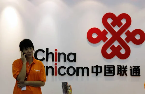 Una Joven China Habla Por Teléfono Móvil Stand China Unicom —  Fotos de Stock