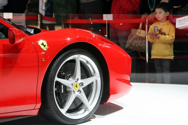 Відвідувачі Дивляться Ferrari 458 Italia Шанхайської Міжнародної Автомобільної Промисловості Виставка — стокове фото