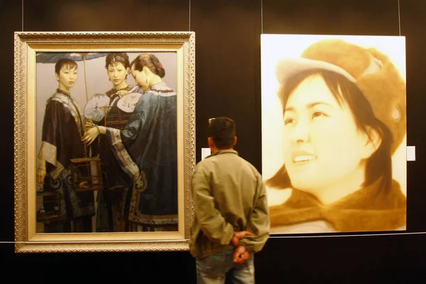 File Homem Chinês Olha Para Pinturas Uma Galeria Xangai China — Fotografia de Stock