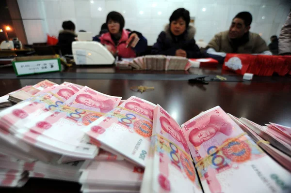 Renminbi 지폐는 은행에서 인민폐 2011 — 스톡 사진