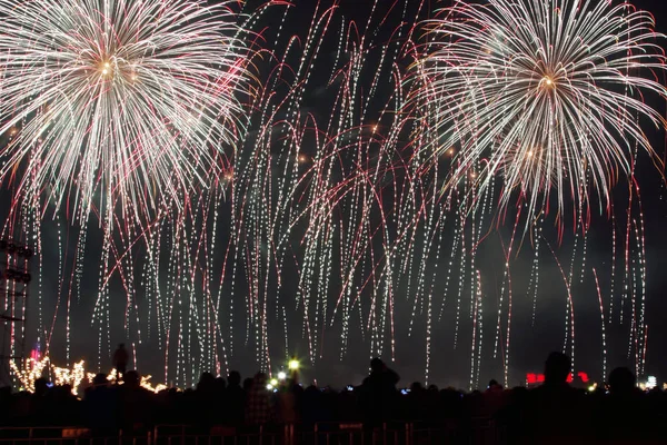 Los Residentes Locales Disfrutan Espectáculo Fuegos Artificiales Para Conmemorar Festival —  Fotos de Stock