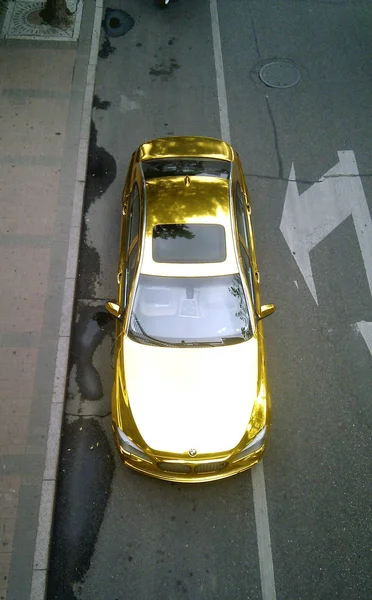 Shiny Gold Bmw Parks Third Ring Road Beijing China August — Stock Photo, Image