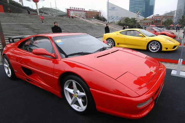 Invånarna Titta Ferrari Bilar Utställning För Att Fira Ferraris 999Th — Stockfoto