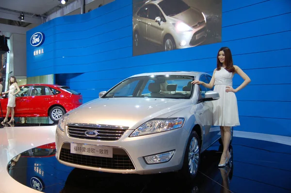 Modell Poserar Med Ford Mondeo Auto Show Qingdao City East — Stockfoto
