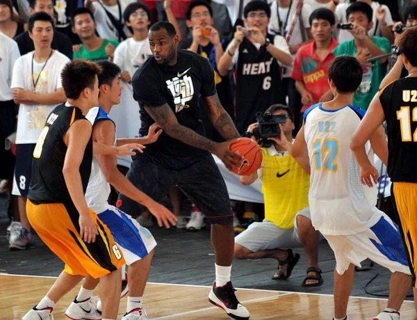 Nba Star Lebron James Miami Heat Holds Ball Basketball Camp — Stock Photo, Image