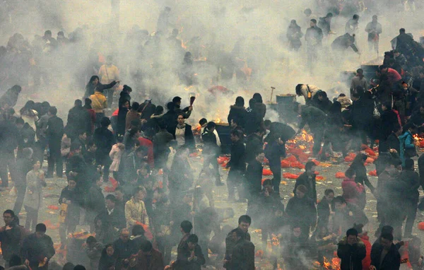 Multitud Turistas Residentes Locales Queman Inciensos Humo Para Rezar Templo —  Fotos de Stock