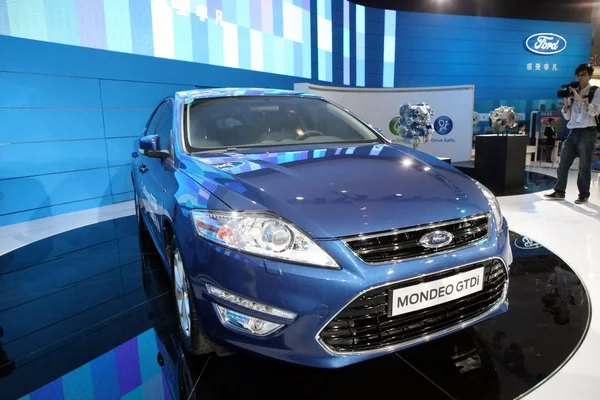 Ford Mondeo Gtdi Látható Kijelzőn Során China Guangzhou Nemzetközi Autókiállítás — Stock Fotó