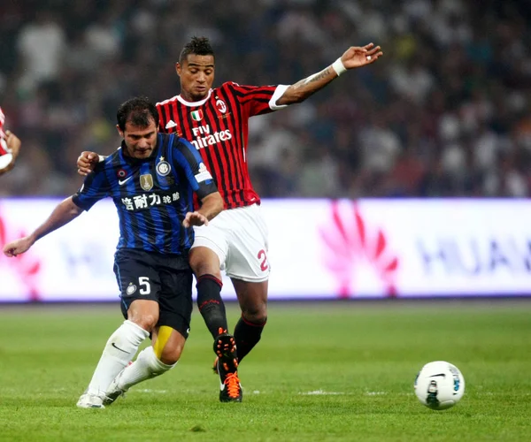 Kevin Prince Boateng Milan Certo Desafia Dejan Stankovic Inter Milan — Fotografia de Stock