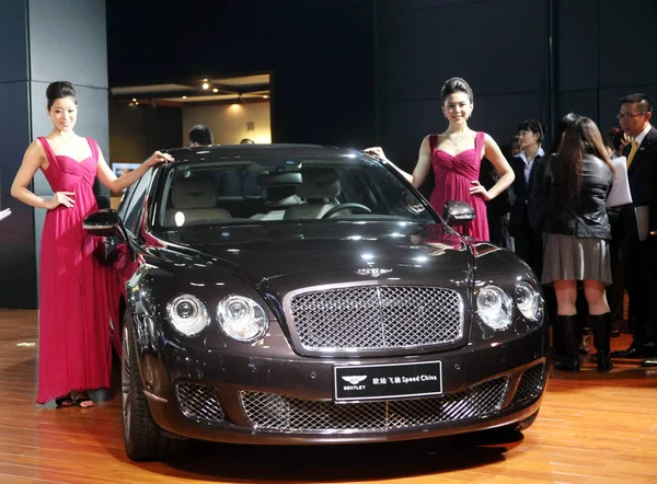 File Models Pose Next Bentley Continental Flying Spur 8Th China — Stock Photo, Image