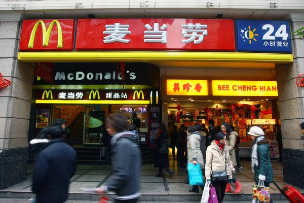Residentes Locais Passam Por Restaurante Mcdonalds Xangai China Janeiro 2011 — Fotografia de Stock