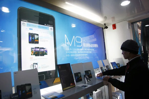 Client Chinois Teste Smartphone Meizu Dans Magasin Téléphonie Mobile Meizu — Photo