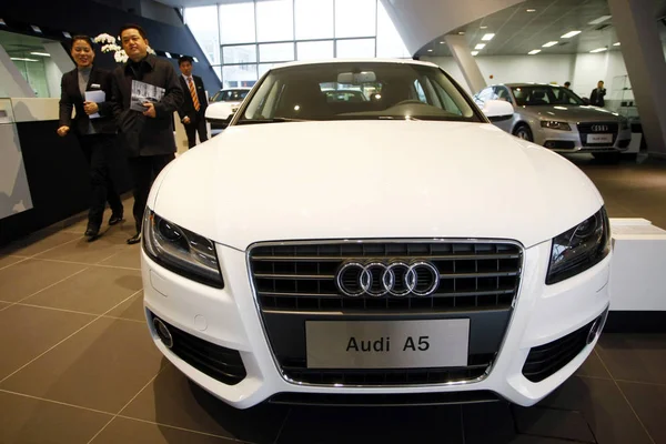 Chinese Autokopers Kijken Naar Een Audi Bij Een Audi Dealer — Stockfoto