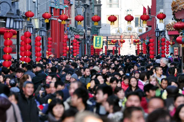 Turistas Moradores Locais Reúnem Rua Qianmen Durante Festival Primavera Feriado — Fotografia de Stock
