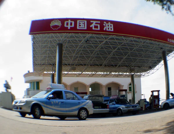 Automobily Jsou Čerpán Čerpací Stanici Cnpc Čínská Národní Ropná Korporace — Stock fotografie