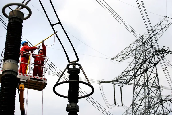 Electricistas Chinos Trabajan Red Eléctrica Suburbio Ciudad Huaibei Provincia Chinas —  Fotos de Stock