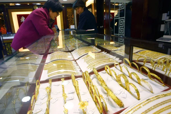 Client Chinois Achète Des Bijoux Dans Une Bijouterie Shanghai Chine — Photo