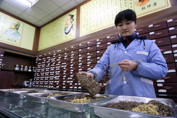 2010년 12월 31일 장쑤성 난퉁시의 약국에서 의학을 분배하는 — 스톡 사진