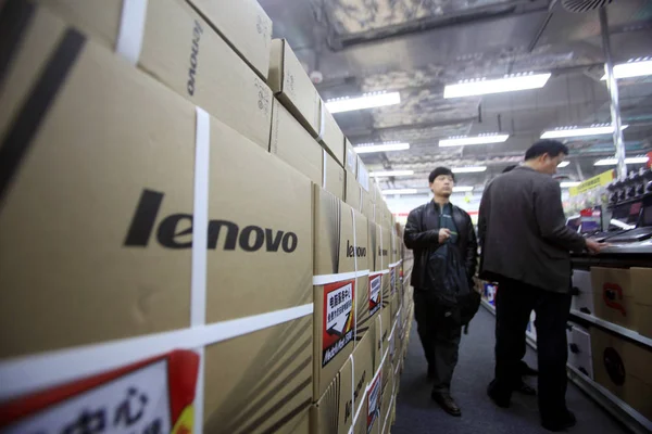 Китайські Клієнти Магазин Ноутбуків Lenovo Магазині Медіа Маркт Шанхаї Китай — стокове фото