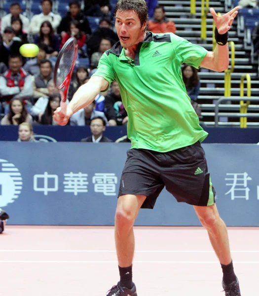 テニスプレーヤーマラト サフィンは 台湾の高雄 2011 日に高雄アリーナでの2011ライズ レジェンド テニス エキシビション ゲームで競合しています — ストック写真