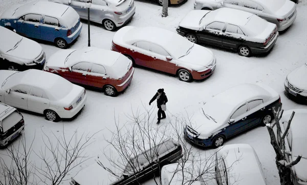 Kinesisk Kvinna Går Förbi Snötäckta Bilar Peking Kina Februari 2011 — Stockfoto