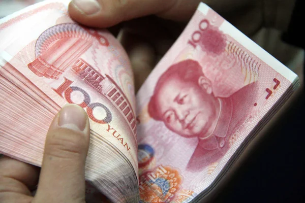 Impiegato Cinese Conta Banconote Rmb Renminbi Yuan Presso Una Banca — Foto Stock