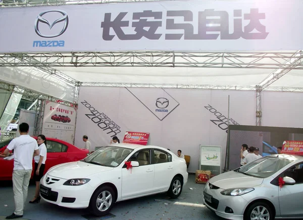 Besökare Tittar Mazda Och Mazda Bilar Tillverkade Changan Mazda Ett — Stockfoto