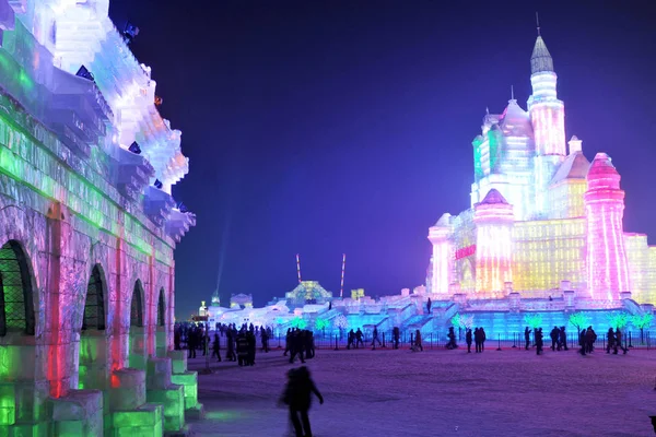 Los Visitantes Observan Las Estructuras Hielo Iluminadas Durante 27º Festival — Foto de Stock