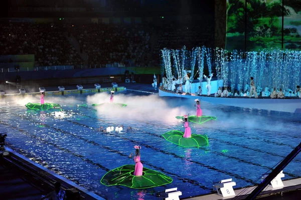Performere Praktiserer Åbningsøvelsen Svømmeverdensmesterskaberne Shanghai Oriental Sports Center Shanghai Kina - Stock-foto