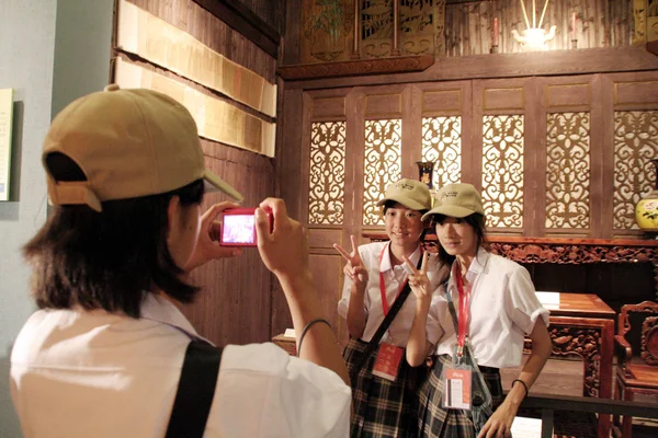 Junge Japanische Studenten Aus Den Vom Beben Betroffenen Gebieten Besuchen — Stockfoto