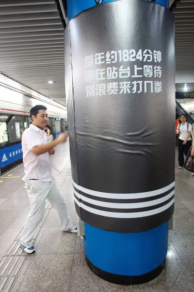 Pasajero Lanza Anuncio Adidas Forma Saco Boxeo Estación Metro Xujiahui — Foto de Stock