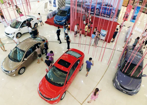2011年7月23日 在中国中部湖北省宜昌市举行的车展上 参观者正在看汽车 — 图库照片