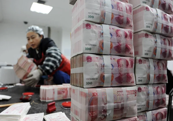 Chinese Clerks Count Rmb Renminbi Yuan Banknotes Bank Haian County — Stock Photo, Image