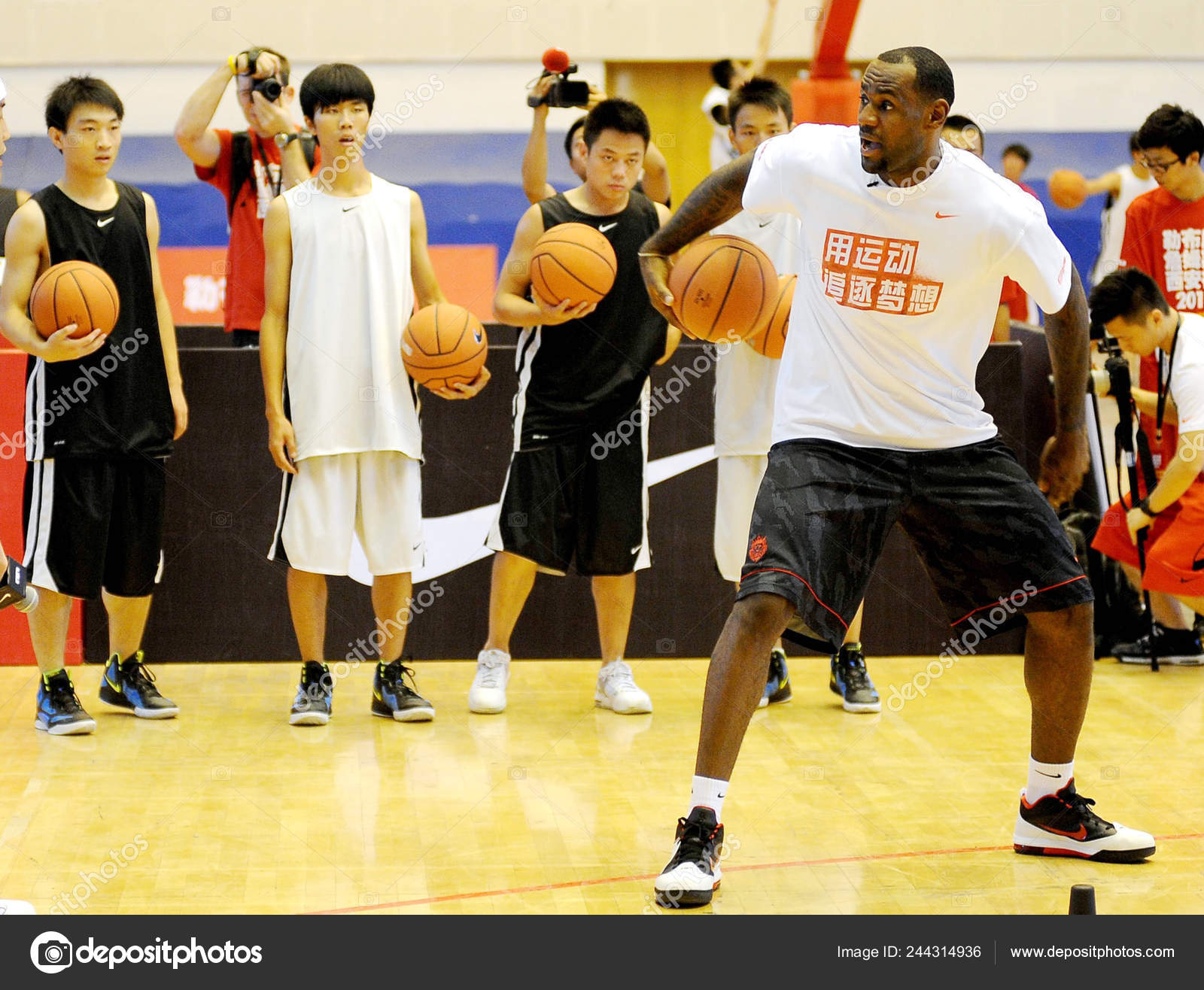 恩巴球星勒布朗詹姆斯在长安大学执教年轻的中国篮球运动员2011年8月16日在中国陕西省西北部西安市巡演—— 库存社论照片© IC Photo #, image size:1600x1316