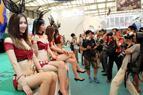 セクシーなショーガールは Chinajoy 2011 としても知られている第9回中国デジタルエンタテインメントエキスポ 会議中に描かれています 上海新国際博覧中心に 月2011 — ストック写真