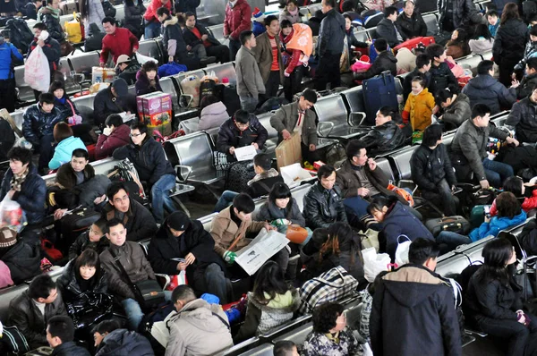 Passageiros Chineses Voltando Para Casa Esperam Por Seus Trens Estação — Fotografia de Stock