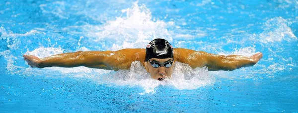 全米スイマーマイケル フェルプスは 中国上海のオリエンタルスポーツセンターの屋内競技場で Fina 世界選手権でメンズ200メートルバタフライ水泳イベントの決勝で競います 月2011 — ストック写真