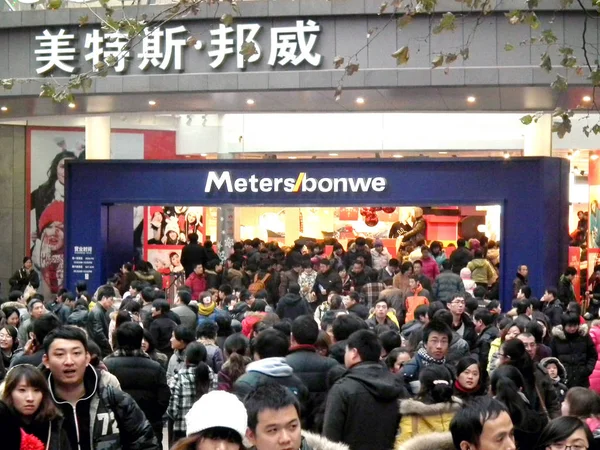 中国上海のメーター Bonwe 店の外には中国人客が見られている 2011年1月2日 — ストック写真