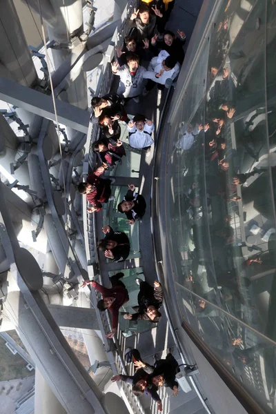 Visitors Walk Sightseeing Staircase Known Spider Walk Canton Tower Guangzhou — Stock Photo, Image