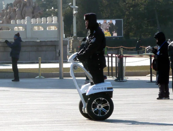 Oficial Policía Chino Monta Scooter Eléctrico Segway Para Patrullar Plaza — Foto de Stock