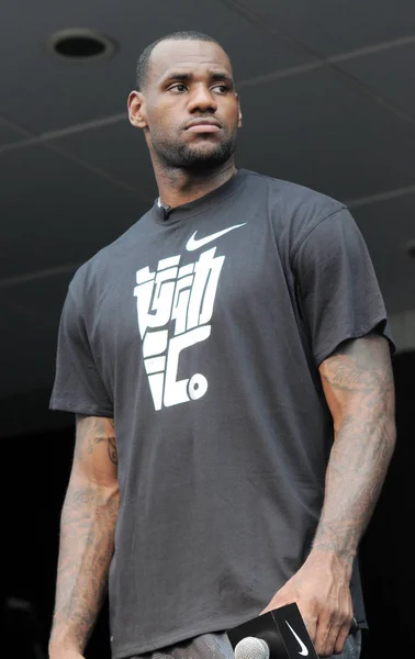 Hvězdy Nba Lebron James Navštíví Basketbalové Soustředění Během Jeho Turné — Stock fotografie